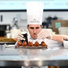 Un chocolatier Valrhona paufine ses truffes
