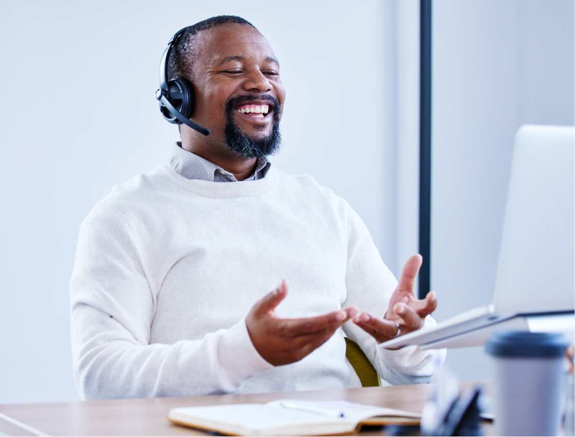 persona riéndose con auriculares puestos